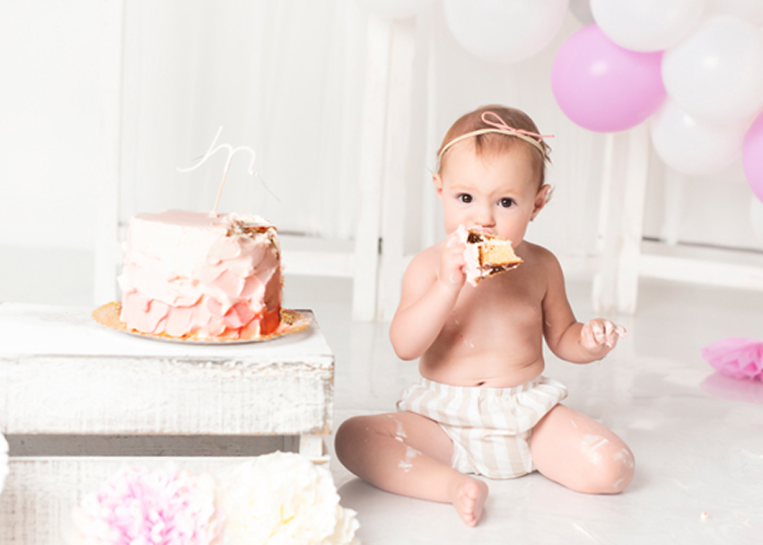 niña comiendo tarta