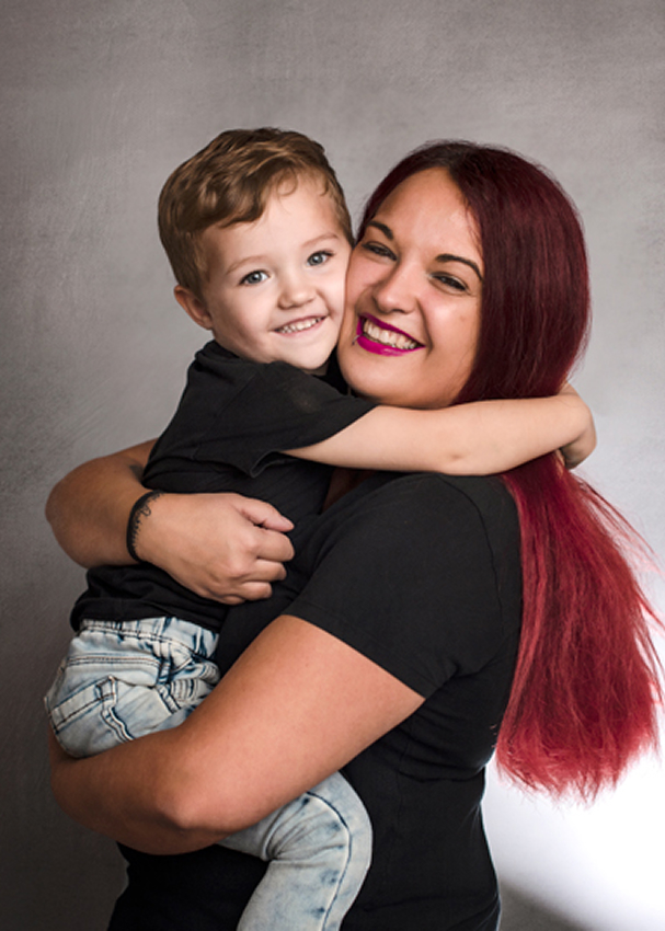 madre y niño abrazados