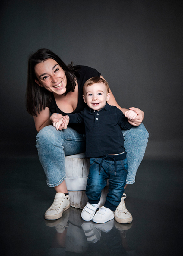 madre e hijo de la mano