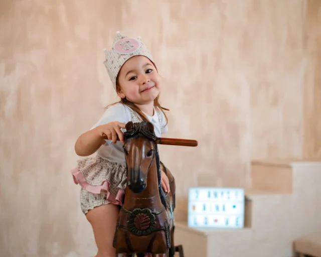 L’Aina va fer 3 anys. I aviat farà quatre, i ens veurem per celebrar-ho.
Des que era una panxa, passant pels seus primers dies, els primers passos, els Nadals… Cada etapa, cada any, ha quedat retratat.
Aquestes sessions no són només fotos d’aniversari. Són capítols d’una història que continua.